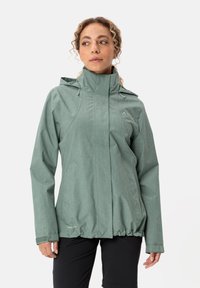 Giacca da pioggia verde chiaro, textured, con colletto alto, cappuccio regolabile e orlo elastico, progettata per funzionalità e comfort.