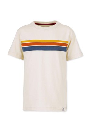 Lys cremet t-shirt med korte ærmer, der har horisontale striber i gul, orange og blå på brystet, rund halsudskæring og mærke på kanten.