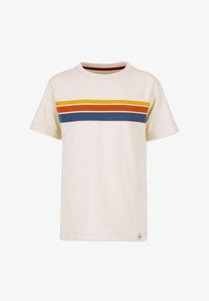 Lys cremet t-shirt med korte ærmer, der har horisontale striber i gul, orange og blå på brystet, rund halsudskæring og mærke på kanten.