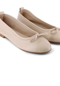 Bailarinas color beige claro, hechas de cuero suave, con punta redondeada. Presentan un pequeño lazo en la parte delantera y una suela baja y texturizada.