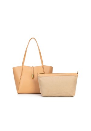 Koffiekleurige leren tote bag met verlengde handgrepen en een gouden accent. Een crèmekleurige pouch met een rits is aan de voorkant van de tote geplaatst.