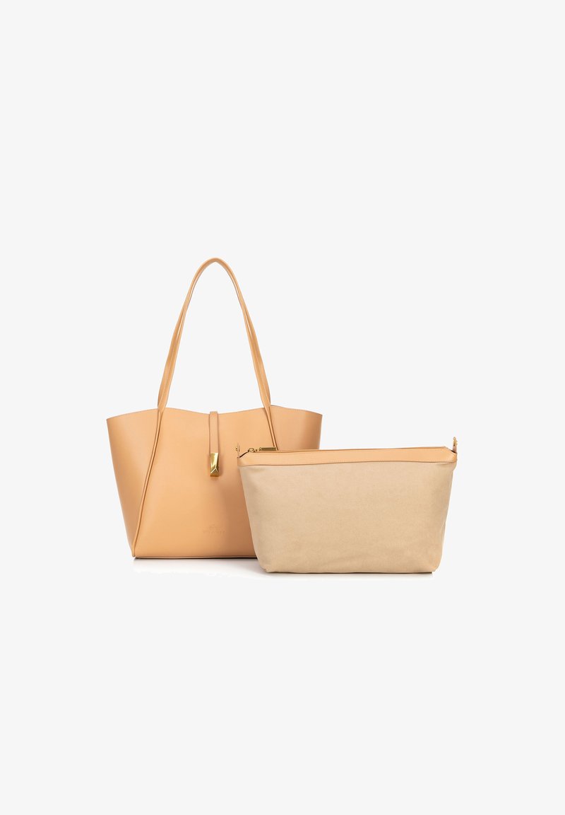 Koffiekleurige leren tote bag met verlengde handgrepen en een gouden accent. Een crèmekleurige pouch met een rits is aan de voorkant van de tote geplaatst.