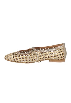 Zapato plano tipo ballet tejido en beige y dorado con ribete trenzado y un lazo atado en la parte superior, que cuenta con un tacón bajo y punta redondeada.