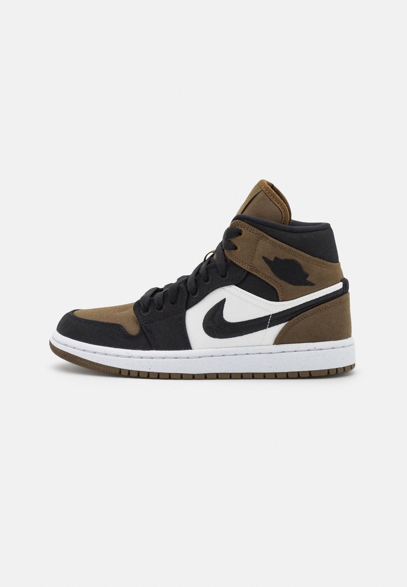 Basket montante en noir, marron et blanc avec logo Nike swoosh noir et ailes Air Jordan embossées sur le col de la cheville.