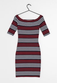 Off-shoulder kjole med halværmer, prydet med horisontale striber i marineblå, rød og hvid. Fremstillet af strækbart stof. Hængende på en sort krog.