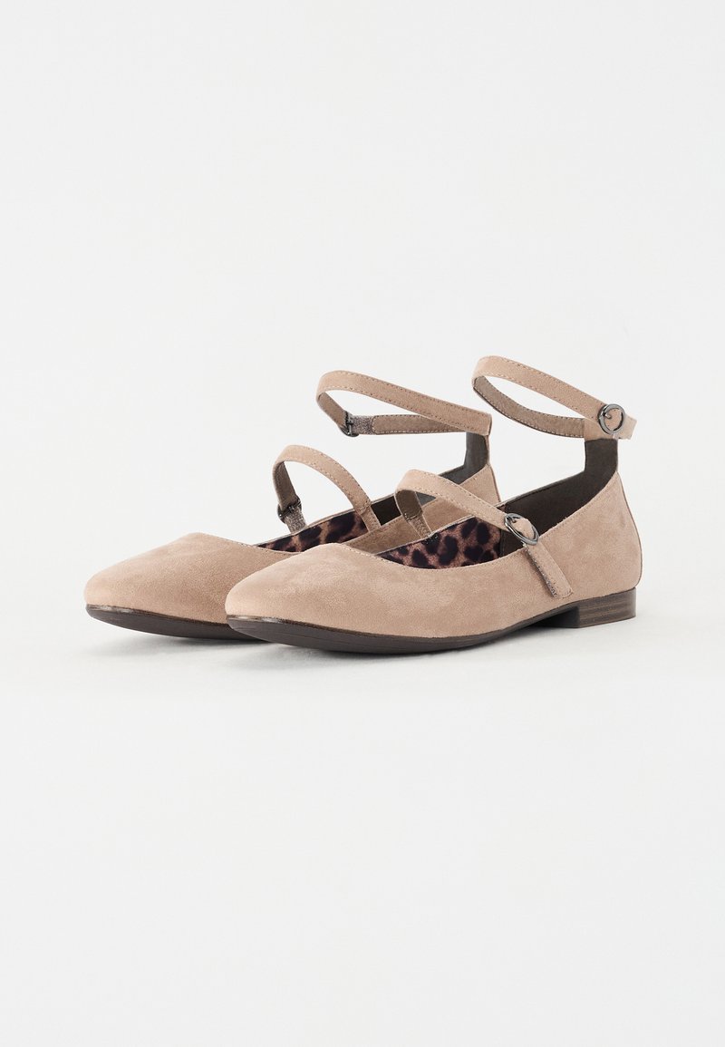 Beige Wildleder Ballerinas mit zwei Knöchelriemen, spitz zulaufendem Design und einem Innenfutter im Leopardenmuster. Niedriger Absatz und minimales Zubehör.
