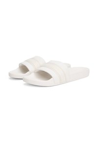 Hvide slide sandaler med åben tå og en bred rem med subtile striber. Glat tekstur, lavet af syntetisk materiale, minimalistisk design.