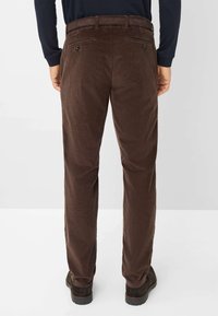 Bruine corduroy broek met een rechte snit, voorzien van een tailleband met riemlussen en twee achterzakken met knoopsluitingen.