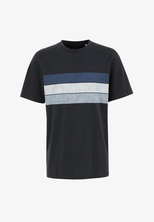 T-shirt nero a maniche corte con strisce orizzontali in blu scuro, blu chiaro e grigio sul petto. Collo rotondo, material in cotone.