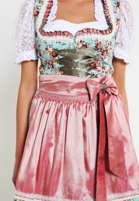 Dirndl tradicional con un corpiño de flores en un azul claro, adornado con encaje y una falda de satén rosa, ajustada con un lazo en la cintura.