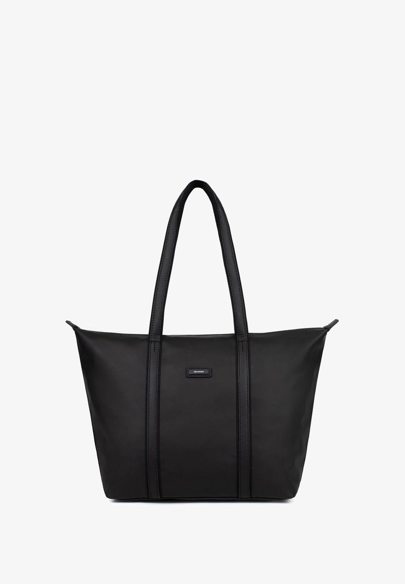 Borsa tote nera realizzata in materiale sintetico liscio, con due manici lunghi, dettagli in cucitura verticale e una piccola etichetta con logo sul davanti.