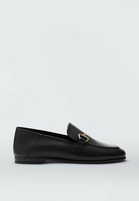 Schwarze Leder-Lederhaufen mit goldfarbener Schnallenakzent, flacher Sohle und glattem Finish im klassischen Design.