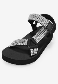 Sandalia negra con tiras anchas adornadas con rhinestones. Suela negra texturizada y correa ajustable para un ajuste seguro. Diseño simple.