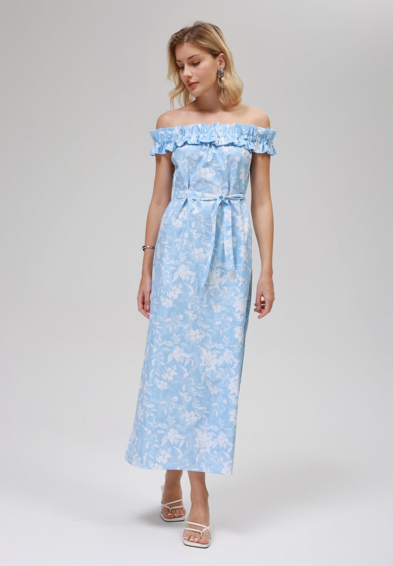 Abito lungo off-shoulder florale azzurro chiaro con scollatura a volant, cintura in vita e orlo alla caviglia; presenta una texture morbida e un motivo delicato.