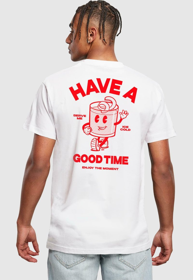 T-shirt en coton blanc avec un personnage de boisson en cartoon rouge vif dans le dos, accompagné du texte : "PASSE UN BON MOMENT" et "SERS-MOI BIEN FRAIS".