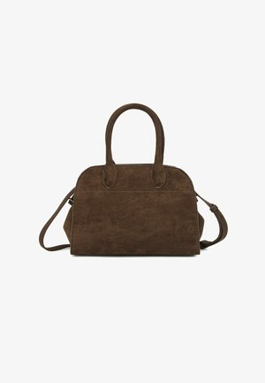 Rjava nubuk torbica z dvema zgornjima ročkama, snemljivim naramnim trakom in strukturirano obliko. Ima podrobnost šivanja ob šivih.