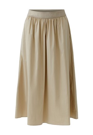 Beige knielange rok met geplooide taille en elastische tailleband met herhaald "OUI" tekstpatroon.