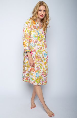 Bunt gemustertes Tunika-Kleid mit langen Ärmeln, vorne mit Knöpfen und bestickten Bündchen. Hergestellt aus leichtem Stoff.