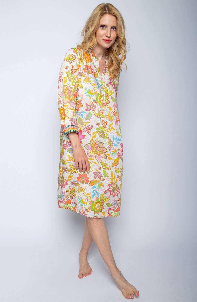 Kolorowa tunika w kwiatowy wzór z długimi rękawami, z przodem zapinanym na guziki i haftowanymi mankietami. Wykonana z lekkiego materiału.