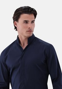 Marineblau gestreiftes Hemd, leichtes Gewebe, Stehkragen, Knopfleiste vorne, lange Ärmel, glatte Textur, taillierte Passform.