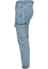 Lysblå denim cargo bukser med en afslappet pasform, der har side cargo lommer, en baglomme og en manchet i bunden.