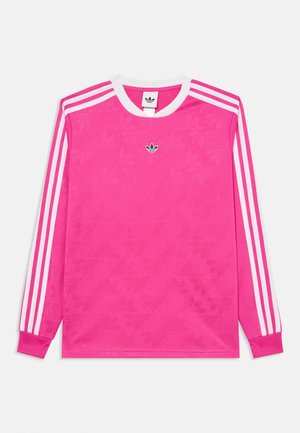 T-shirt de sport à manches longues rose avec un motif à trois rayures blanches, un motif de feuilles texturé et un petit logo noir sur la poitrine.