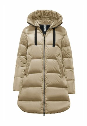 Giacca a vento imbottita di un beige chiaro, con cappuccio, grandi sezioni trapuntate, chiusura con zip e dettagli neri con cordini. Texture morbida e liscia.