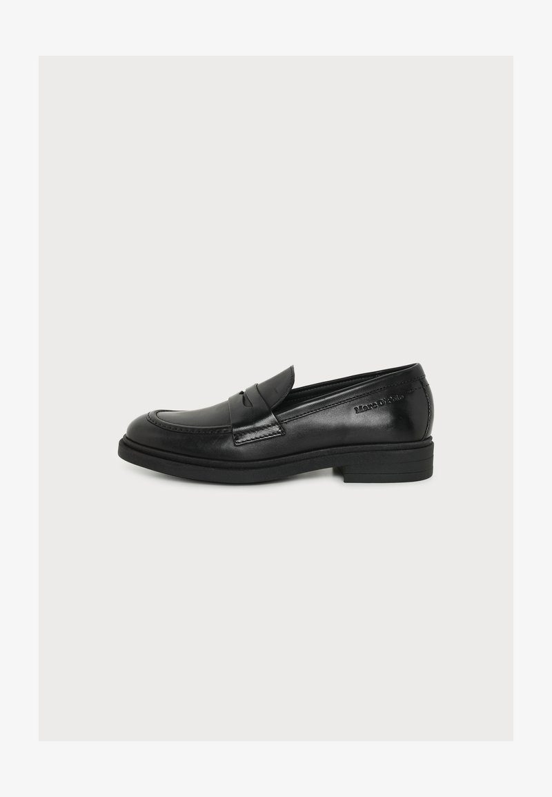 Μαύρο δερμάτινο loafer με χαμηλό τακούνι και ραμμένες λεπτομέρειες, με λουρί στο πάνω μέρος και ανάγλυφο λογότυπο στο πλάι.