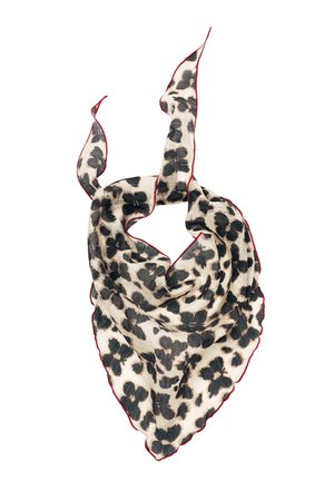 Jasnobeżowy szal z dużymi czarnymi kwiatowymi nadrukami i cienką czerwoną lamówką, luźno związany na białym tle.