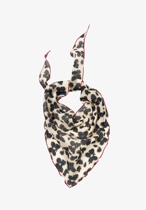 Lys beige tørklæde med store sorte blomsterprint og tynd rød kant, løst bundet mod en hvid baggrund.