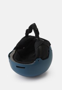 Blauwe helm met een glad, glanzend exterieur, zwart gevoerd interieur, verstelbare banden en ventilatieopeningen. Binnenvoering voor comfort.