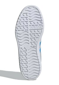 Suola di sneaker bianca con grip testurizzato, caratterizzata da un motivo in rilievo e dal marchio "adidas". Bordo morbido e design della punta arrotondata.