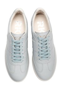 Jasnoniebieskie skórzane trampki o teksturowanej powierzchni, z kontrastującą białą podeszwą i pasującymi sznurowadłami. Metalowy detal z logo na pięcie.