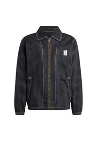 Černá zipová bunda s bílými vertikálními pruhy, límečkem, bočními kapsami a malou nášivkou loga Adidas na hrudi.