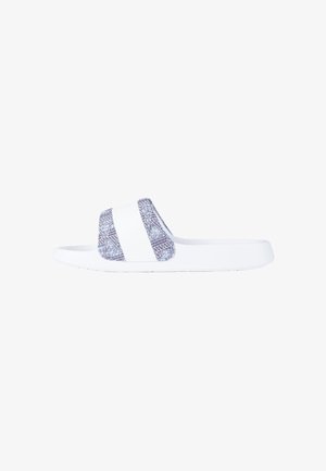 Sandalo bianco a ciabatta con una larga fascia con motivo geometrico blu e una striscia bianca centrale.