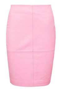 Gonna a matita rosa con una finitura liscia e opaca, linee pulite e dettagli delle cuciture sottili per una silhouette aderente.