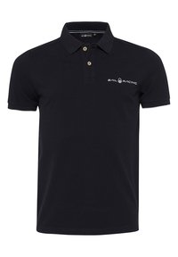 Polo negro de algodón, con un tapeta de dos botones y mangas cortas. Tiene un logo en blanco en el área del pecho izquierdo.