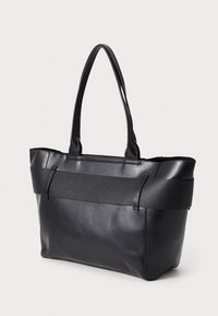 Sac fourre-tout noir en cuir lisse et texturé. Dispose de poignées doubles et d'une base large et plate. Design simple avec une bande d'accent horizontal.