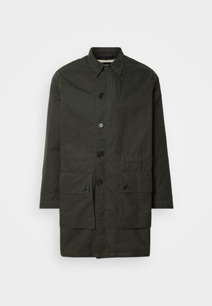 Chaqueta verde oliva, de longitud a la rodilla, en un tejido duradero que presenta un cierre de botones, cuello con solapa y dos bolsillos frontales con tapa.