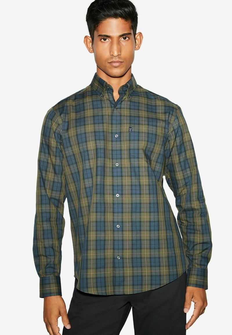 Grün- und blaukariertes Hemd mit Button-down-Kragen, langen Ärmeln und einer Tasche. Es hat weiße Knöpfe und gelbe Akzente im Muster.