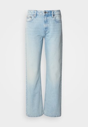 Jeans a gamba larga blu chiaro realizzati in denim, con un classico design a cinque tasche e un leggero effetto sbiadito. I punti di cucitura in denim sono visibili.