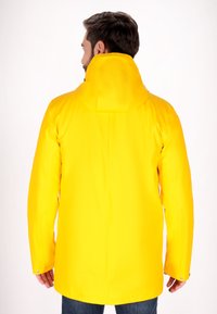 Geel waterdichte regenjas met capuchon, gladde textuur, lange mouwen en verstelbare manchetten. Schoon, eenvoudig ontwerp zonder versieringen.