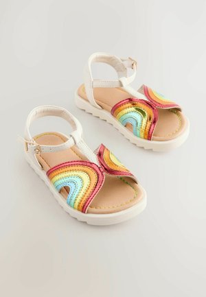 Kindersandalen mit weißen Riemen, mehrfarbigen Wellenmustern in Rot, Gelb und Blau. Mit gepolstertem Fußboden und soliden weißen Sohlen.