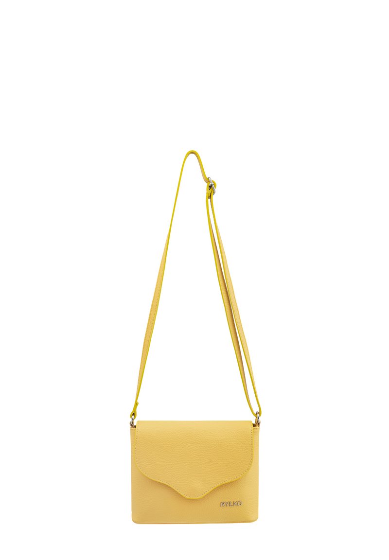 Borsa a tracolla gialla in pelle con finitura testurizzata, chiusura a pattina e tracolla regolabile, caratterizzata da un logo discreto sul davanti.