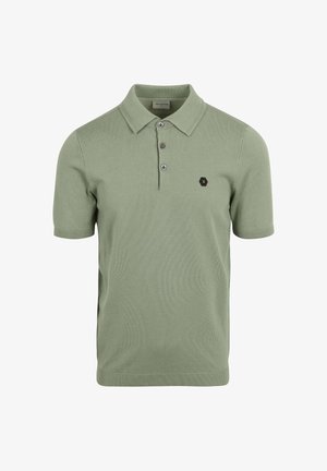 Groen poloshirt met korte mouwen, gemaakt van zachte tricotstof. Het shirt heeft een klassieke kraag, een drieknopenlijst en een klein zeshoekig logo op de borst.