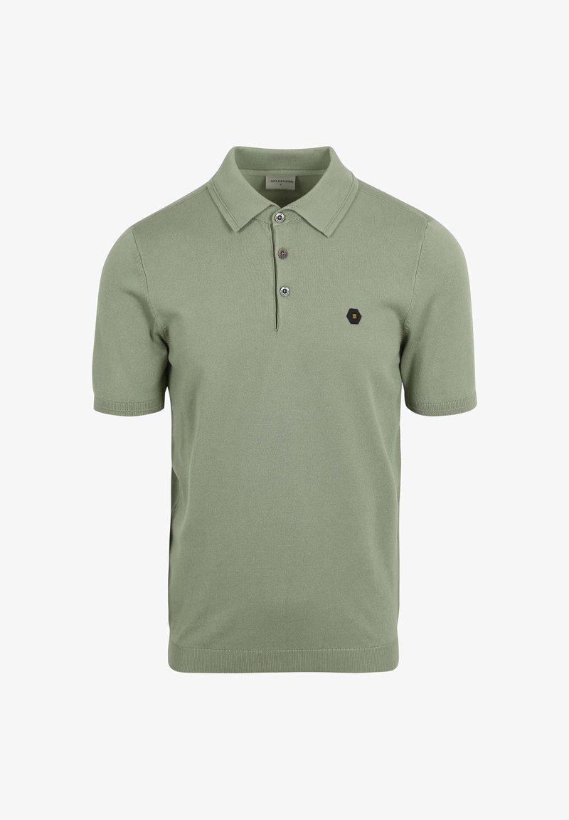 Groen poloshirt met korte mouwen, gemaakt van zachte tricotstof. Het shirt heeft een klassieke kraag, een drieknopenlijst en een klein zeshoekig logo op de borst.