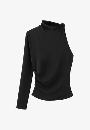 Czarny top z długim rękawem i wysokim dekoltem, o asymetrycznym kroju, z marszczeniem po jednej stronie i gładkim, elastycznym materiałem.