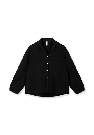 Camisa negra de manga larga con botones, cuello y bolsillo en el pecho, presentada plana sobre un fondo blanco.