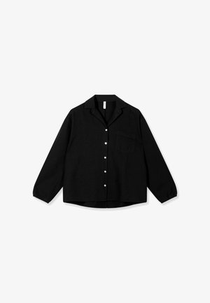 Zwarte lange mouwen blouse met knopen, een kraag en een borstzak, plat uitgestald op een witte achtergrond.