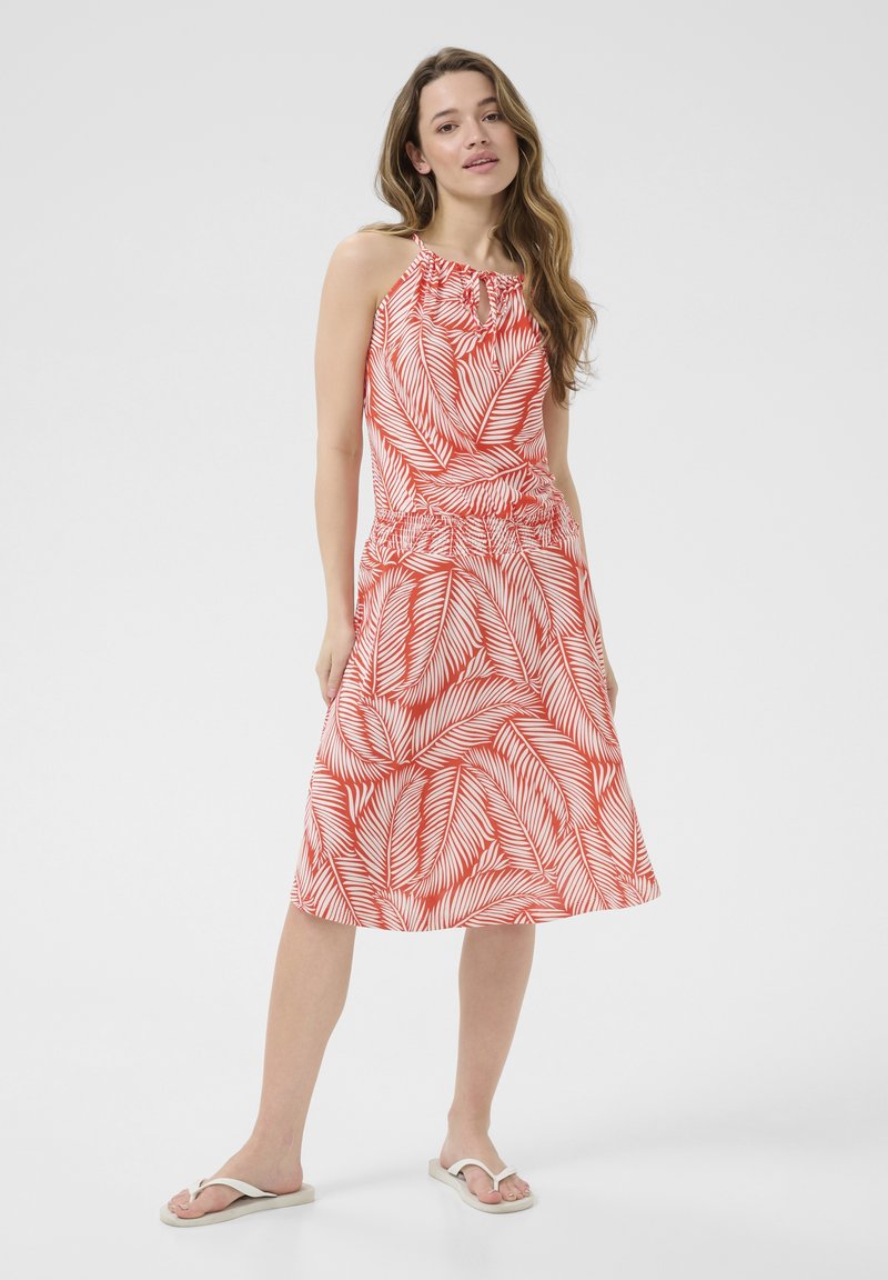 Kaffe KADAHLIA - Dnevna haljina - red chalk palm leafs
